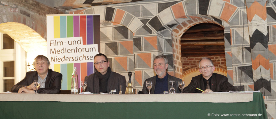 Thomas Frickel (AG DOK), Moderator Tobias Glawion, Karl Maier (FMB), Dr. Jörg Mielke (Aufsichtsratsvorsitzender nordmedia,  Leiter der Staatskanzlei)